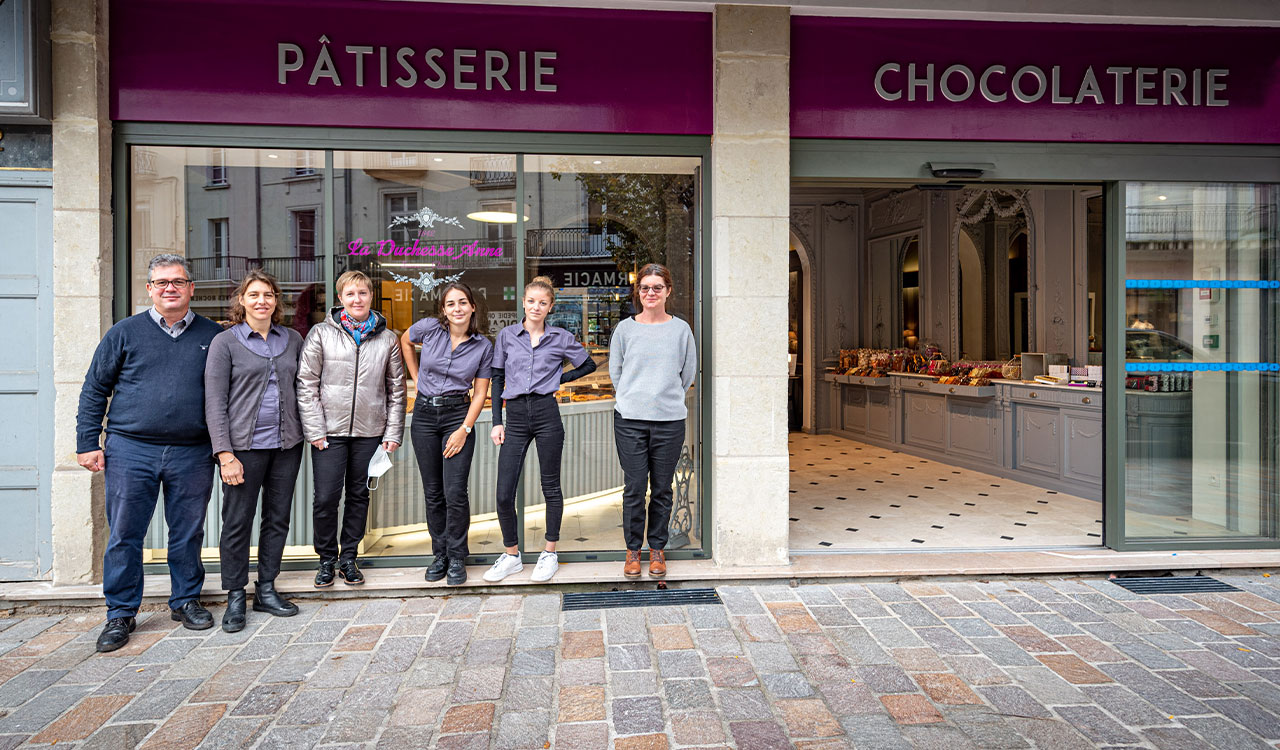 Photo de l'équipe devant la vitrine de la Duchesse Anne