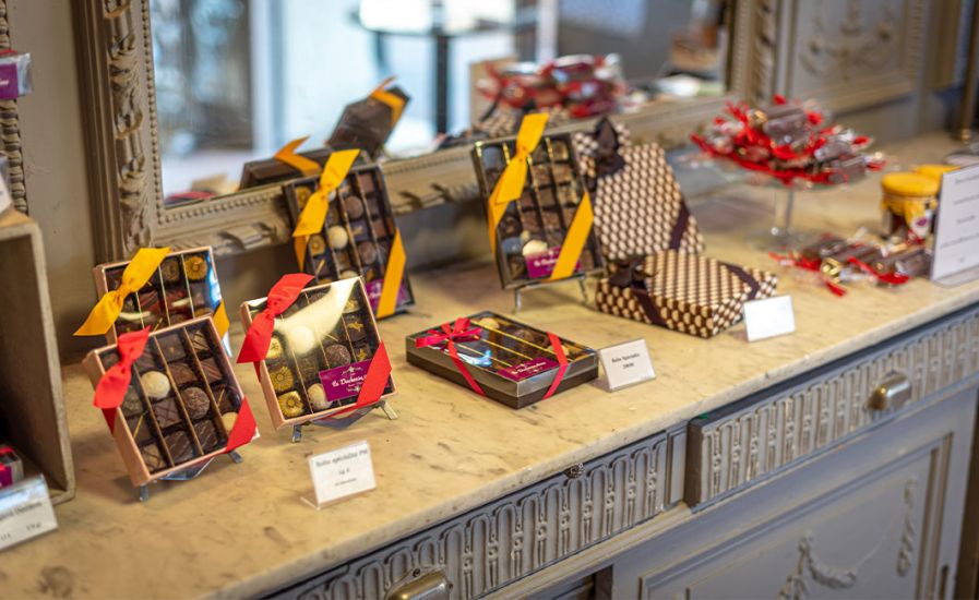 Présentoir des nombreux chocolats de La Duchesse Anne