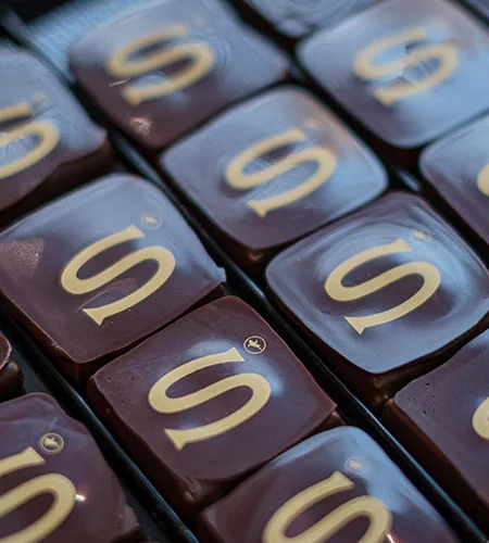 Photographie de chocolats avec le logo de la ville de Saumur
