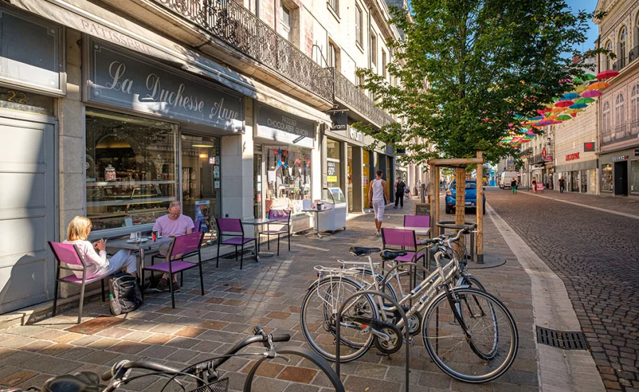 Extérieur et Vitrine de la Duchesse Anne