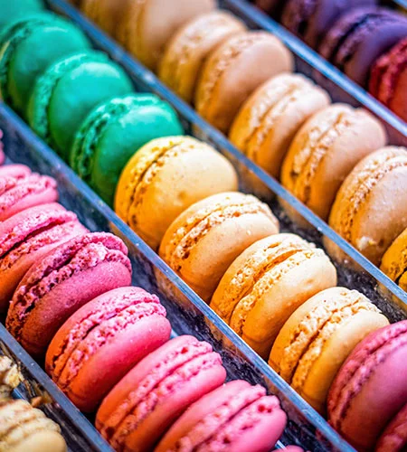 Photographie de macarons de plusieurs saveurs différentes.