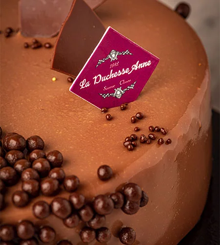 Photographie d'un gâteau au chocolat avec perles croquants aux chocolats
