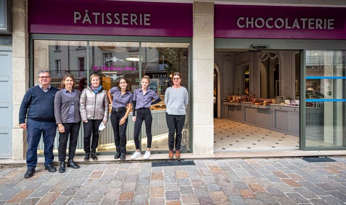 Photo de l'équipe devant la vitrine de la Duchesse Anne