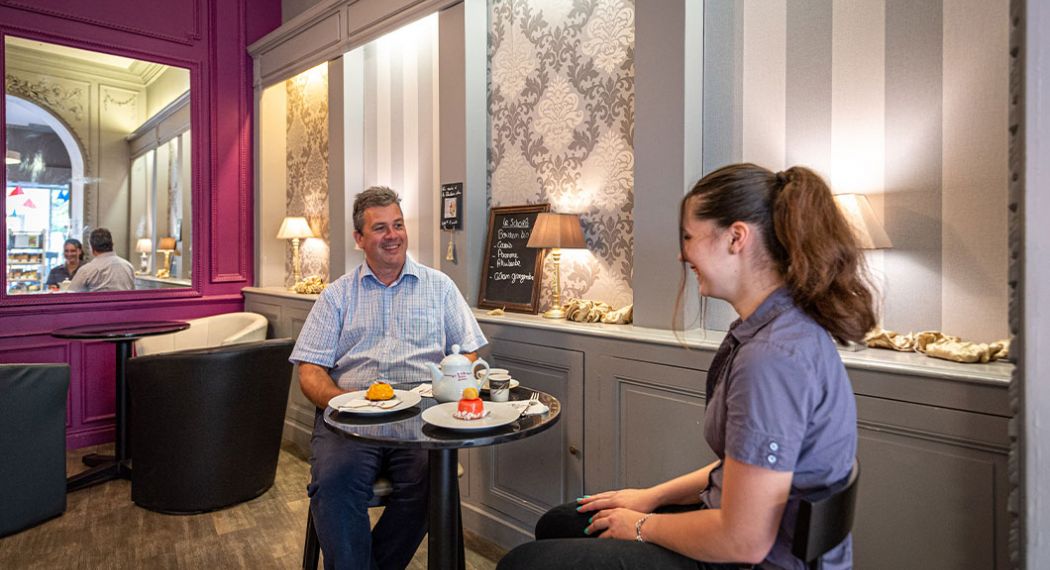 Deux personnes passent un agréable moment dans le salon de thé La Duchesse Anne